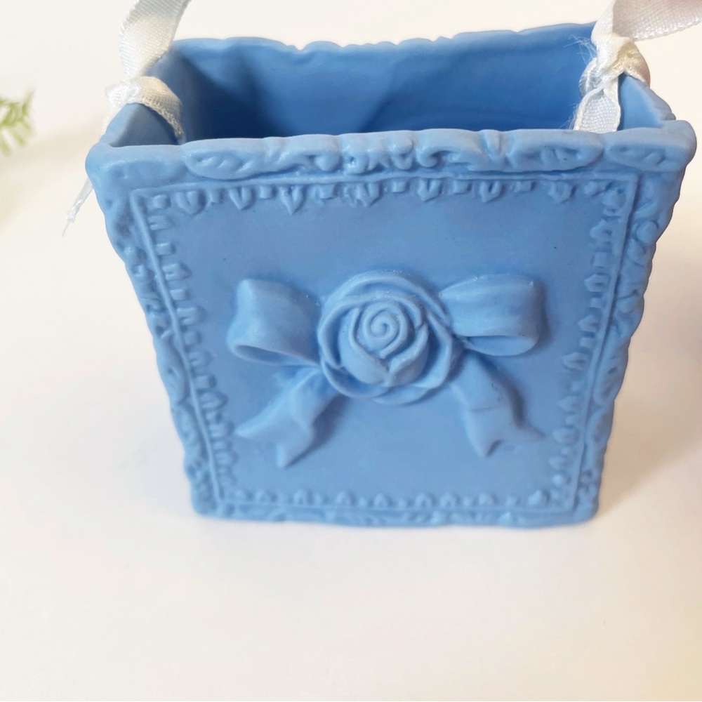 Blue Jasperware White Cameo Vase with Ribbon Handle Ornate Victorian Decor - Picture 5 of 8